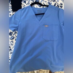 Figs ceil blue top size small